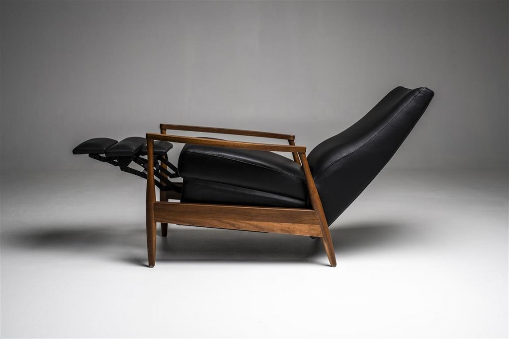 Aston Bison Black ReInvented Recliner